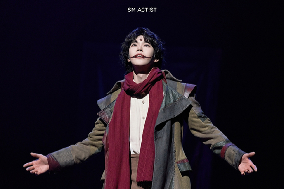 NCT 도영이 뮤지컬 '웃는 남자'에서 열연하고 있다. [사진=SM엔터테인먼트]