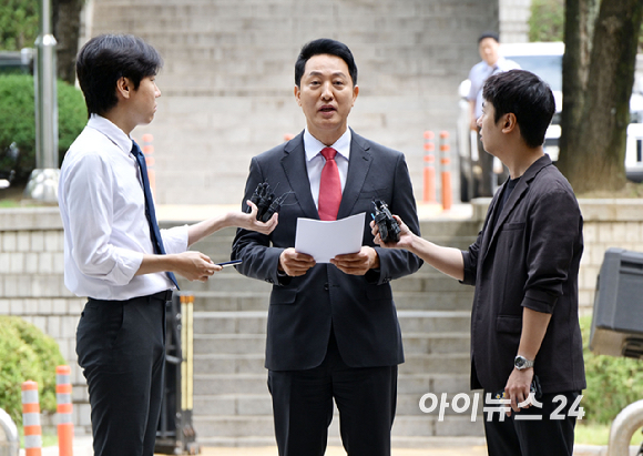 여론조사비 대납 의혹으로 기소된 오세훈 서울시장이 17일 서울 서초구 서울중앙지방법원에서 열린 결심공판에 출석하며 입장을 밝히고 있다. [사진=사진공동취재단 ]