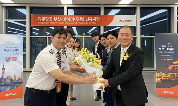 지난 25일 김해국제공항에서 진행된 제주항공 부산~상하이(푸둥) 노선 신규 취항식에서 정재필 커머셜본부장(사진 오른쪽 맨 앞)과 임직원들이 신규 취항편 승무원들에게 꽃다발을 전달하고 있다. [사진=제주항공]
