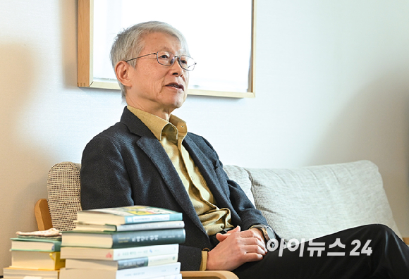 최기영 반도체공학회 회장(전 과학기술정보통신부 장관)이 지난 29일 서울시 용산구 인근에서 아이뉴스24와 인터뷰를 하고 있다. [사진=곽영래 기자]