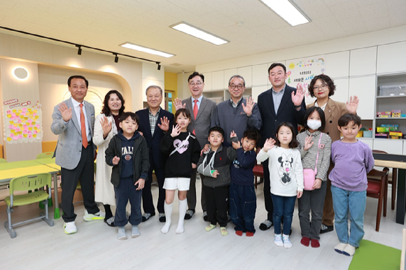 지난 1일 경남 하동 진교초등학교에서 열린 '2026 맑은학교 만들기' 기념식에서 한화그룹과 학교 관계자들이 학생들과 함께 기념 촬영을 하고 있다. [사진=한화]