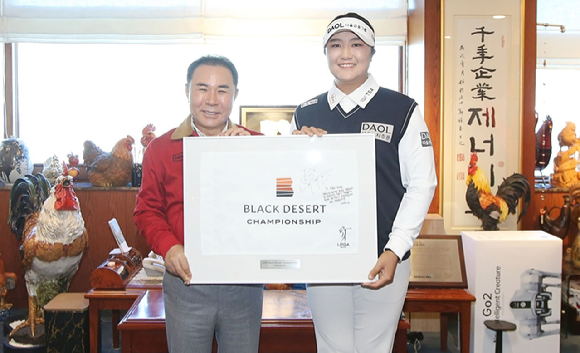 지난 6일 BBQ 본사서 만난 윤홍근(왼쪽) BBQ 회장과 유해란 선수. [사진=BBQ]