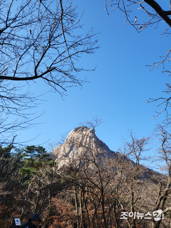 고품격 엔터테인먼트 경제지 조이뉴스24가 주최한 '2021 산악인 오은선과 함께하는 희망찾기 등산&middot;트레킹 교실'이 13일 오전 서울 강북구 우이동 만남의 광장에서 열렸다. 북한산 영봉 비경이 시선을 사로잡는다. [사진=이미영 기자]