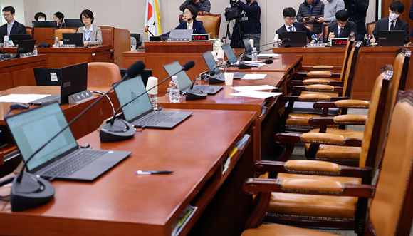 24일 국회에서 열린 법제사법위원회 전체회의에서 국민의힘 의원들이 전남&middot;광주 통합특별시 설치를 위한 특별법안이 통과에 항의하며 퇴장해 빈자리가 보이고 있다. 2026.2.24 [사진=연합뉴스]