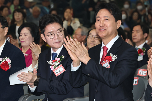 오세훈 국민의힘 서울시장 후보(오른쪽)와 정원오 더불어민주당 서울시장 후보가 6일 서울 중구 장충체육관에서 열린 '대한노인회 서울시연합회 제54회 어버이날 기념행사'에 참석해 손뼉을 치고 있다. [사진=연합뉴스]