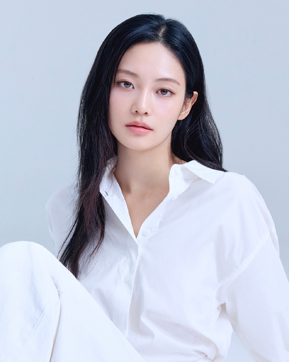 배우 우다비가 프로필 촬영에서 포즈를 취하고 있다. [사진=어썸이엔티]