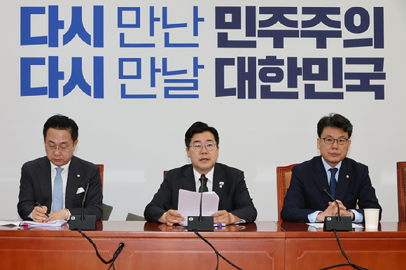 더불어민주당 박찬대 당대표 직무대행 겸 원내대표가 24일 서울 여의도 국회에서 열린 정책조정회의에서 발언하고 있다. 2025.4.24 [사진=연합뉴스]