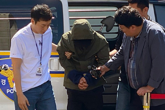 생활고를 비관해 처자식을 살해한 혐의로 체포된 지모(49) 씨가 4일 오전 광주지방법원에서 열린 구속 전 피의자 심문(영장실질심사)에 출석하고 있다. 2025.6.4 [사진=연합뉴스]