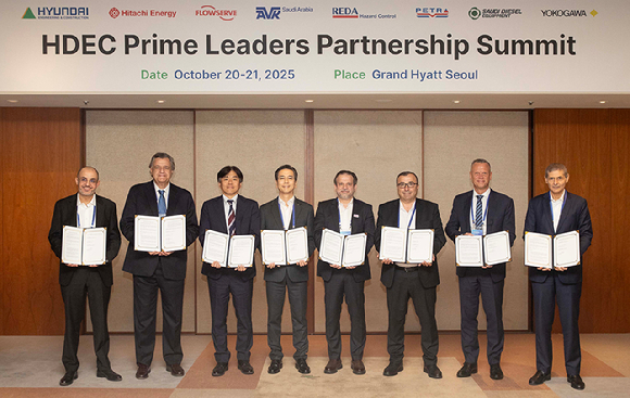 서울 용산구에 위치한 그랜드 하얏트 호텔에서 현대건설 이한우 대표이사(왼쪽에서 네 번째)를 비롯한 사우디 전략 협력 7개사 대표들이 업무협약(MOU)을 체결한 후 기념사진을 촬영하고 있다. 협력사는 왼쪽부터 히타치에너지 KSA, 플로우서브 알루사이드, 요코가와 사우디, 레다 해저드 컨트롤, 페트라, AVK SVM, 사우디 디젤 순. [사진=현대건설]