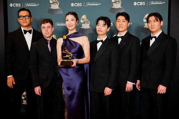 블랙핑크 로제, 팝스타 브루노 마스가 1일(현지시간) 미국 로스앤젤레스에서 열린 '제68회 그래미 어워드'에서 퍼포먼스를 펼치고 있다. [사진=AP/연합뉴스]