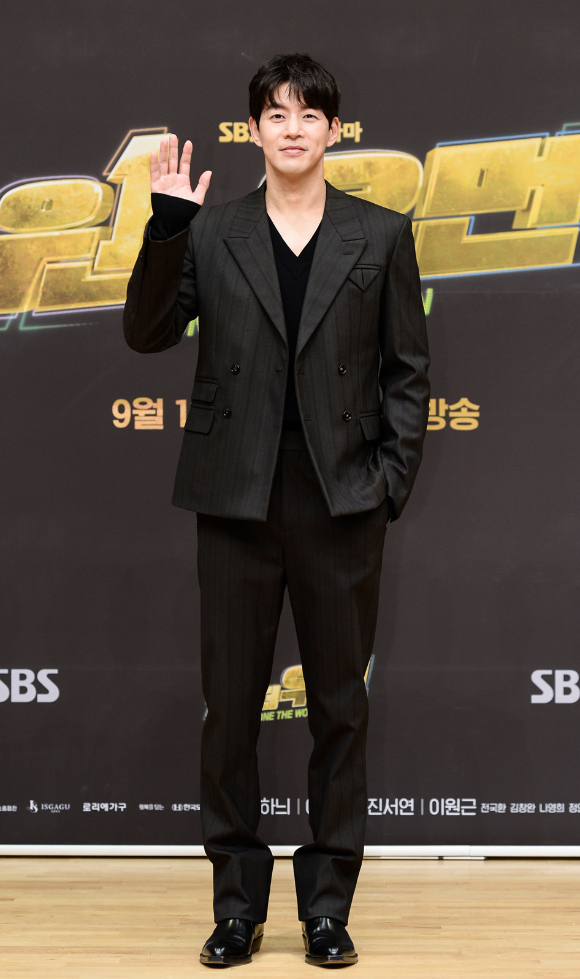 배우 이상윤이 15일 오후 온라인으로 진행된 SBS 새 금토드라마 '원더우먼' 제작발표회에 참석해 포즈를 취하고 있다. [사진=SBS]