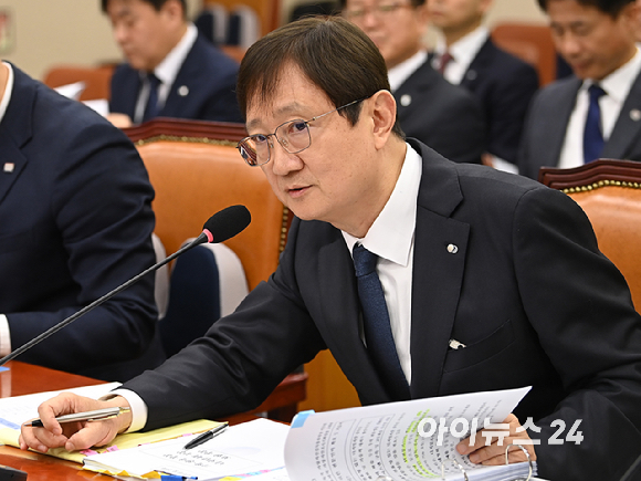 이찬진 금융감독원장이 21일 서울 여의도 국회 정무위원회에서 열린 금융감독원 등에 대한 국정감사에서 질의에 답변하고 있다. [사진=곽영래 기자]