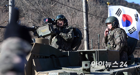 우원식 국회의장이 26일 오전 경기 양평군 옥천면 제11기동사단 108기계화보병대대를 방문, K2전차에 탑승 부대내를 이동하고 있다. [사진=국회사진기자단]