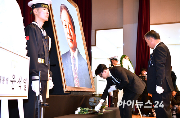 한동훈 국민의힘 대표가 22일 오전 서울 동작구 국립서울현충원에서 열린 고(故) 김영삼(YS) 전 대통령 9주기 추모식에서 헌화 및 분향하고 있다. [사진=곽영래 기자]