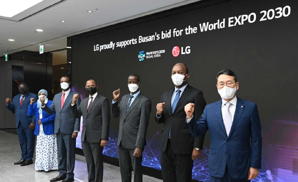 조주완 LG전자 사장(맨 오른쪽)과 6개국 주한 아프리카 대사 등 외교 관계자들이 기념촬영을 하고 있다. [사진=LG전자]