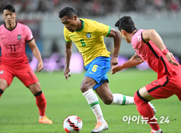 2일 오후 서울월드컵경기장에서 열린 2002 한일월드컵 20주년 기념 대한민국과 브라질의 친선경기가 열렸다. 브라질 알렉스 산드루가 돌파하고 있다. [사진=김성진 기자]
