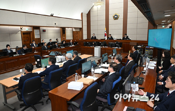 윤석열 전 대통령이 21일 서울 서초동 서울중앙지법에서 열린 내란 우두머리 혐의 형사재판 2번째 공판에 출석하고 있다. [사진=사진공동취재단]