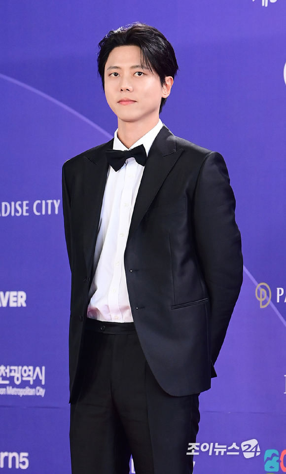 '도라이버' 방송인 주우재가&nbsp;31일 오후&nbsp;인천시 영종구 운서동 파라다이스시티에서 열린&nbsp;제5회 청룡시리즈어워즈&nbsp;레드카펫 행사에 참석하고 있다. [사진=정소희 기자]