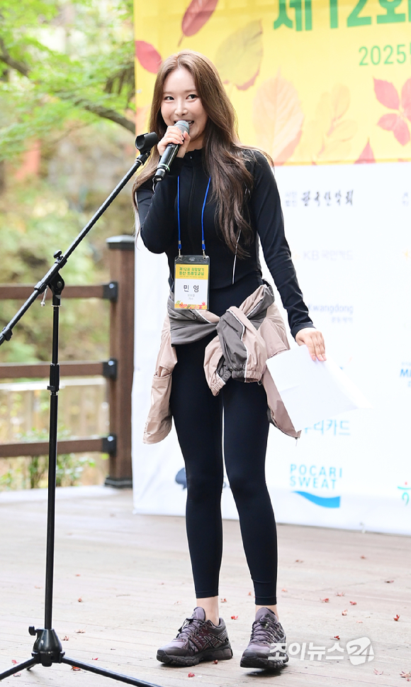 그룹 브브걸(BBGIRLS) 민영이 25일 서울 강북구 우이동 북한산국립공원 우이분소(백운천 휴게공간)에서 열린 '브브걸 민영과 함께 하는 팬트레킹-제12회 희망찾기 등산·트레킹 교실' 개막행사에서 팬들과 함께하는 텀블러 티타임 토크 시간을 갖고 있다. [사진=정소희 기자]