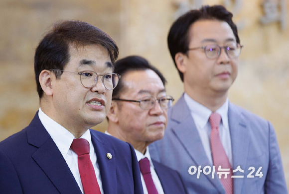 이종배 김민석 국무총리 후보자 인사청문특별위원회 위원장을 비롯한 국민의힘 인사청문특위 위원들이 26일 오전 서울 여의도 국회 로텐더홀에서 기자회견을 하고 있다. [사진=국회사진기자단]