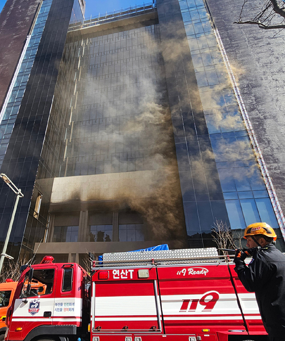 14일 부산 기장군 반얀트리 호텔 신축공사장에서 불이 나 연기가 퍼지고 있다. [사진=연합뉴스]