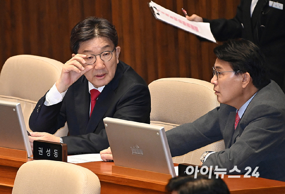 권성동 국민의힘 의원이 11일 서울 여의도 국회에서 열린 본회의에 참석하고 있다. [사진=곽영래 기자]