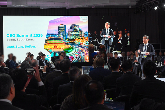 장재훈 현대차그룹 부회장이 3일 개막한 '수소위원회 CEO 서밋(Summit)'에서 발언하고 있다. [사진=현대자동차그룹]