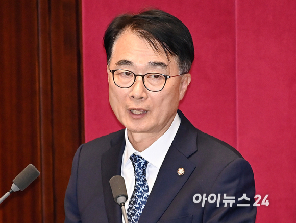 정을호 전 더불어민주당 의원의 의원직 사퇴로 비례대표 의원직을 승계받은 김준환 의원이 12일 서울 여의도 국회에서 열린 본회의에서 선서를 하고 있다. [사진=곽영래 기자]