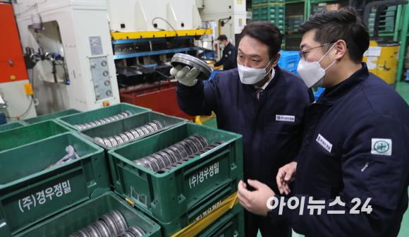 윤석열 국민의힘 대선후보가 중소기업 경영 및 근로환경 개선 현장 방문을 위해 10일 인천 남동공단 경우정밀을 찾은 가운데 공장 관계자와 현장을 둘러보고 있다. [사진=국회사진취재단]