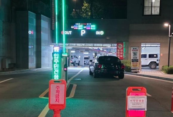 주차장 입구 막은 벤틀리 차량 [사진=연합뉴스/온라인 커뮤니티]