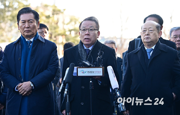 국회 측 탄핵소추대리인단 공동대표인 김이수 전 헌법재판소장이 지난 13일 오전 서울 종로구 헌법재판소에서 열리는 탄핵 심판 8차 변론기일에 출석해 입장을 밝히고 있다. 2025.02.13. [사진=곽영래 기자]