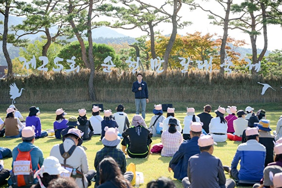 노관규 순천시장이 지난 26일 제25회 순천만 갈대축제 관람객에게 맞이 인사를 하고 있다 [사진=순천시]