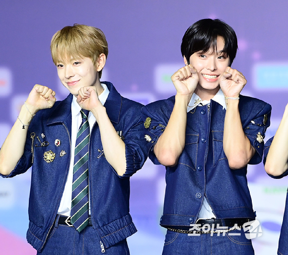 그룹 엔시티 위시(NCT WISH) 유우시와 리쿠가 26일 오후 경기도 고양 일산서구 대화동 킨텍스에서 열린 2025 SBS 가요대전 Summer(써머) 블루카펫 행사에 참석하고 있다. [사진=정소희 기자]