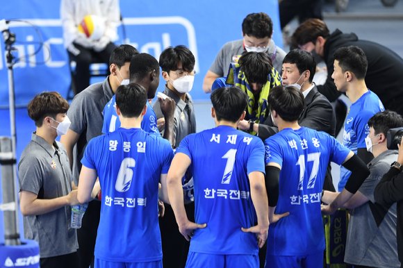 장병철 감독은 지난 2015년 한국전력 코칭스태프로 합류하며 지도자 생활을 시작했다. 그는 코치와 수석코치를 거쳐 2019년 팀 지휘봉을 잡았다. 사령탑으로 3시즌을 보낸 장 전 감독은 소속팀과 재계약하지 않았고 7년 동안의 동행을 끝냈다. [사진=발리볼코리아닷컴]