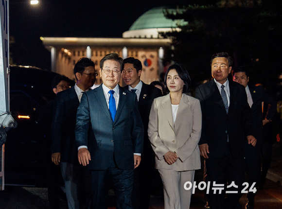 이재명 제 21대 대통령 당선인이 부인 김혜경 여사와 함께 4일 오전 국회 앞에 설치된 축하 무대로 이동하고 있다. [사진=곽영래 기자]