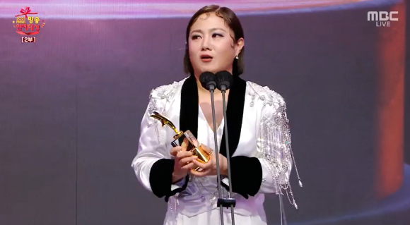 박나래가 '2021 MBC 방송연예대상' 올해의 예능인상을 수상했다. [사진=MBC방송화면 캡처 ]