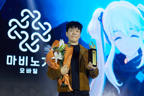 김동건 데브캣 대표가 지난 12일 '2025 대한민국 게임대상' 대상 수상 직후 기념촬영을 하고 있다. [사진=넥슨]