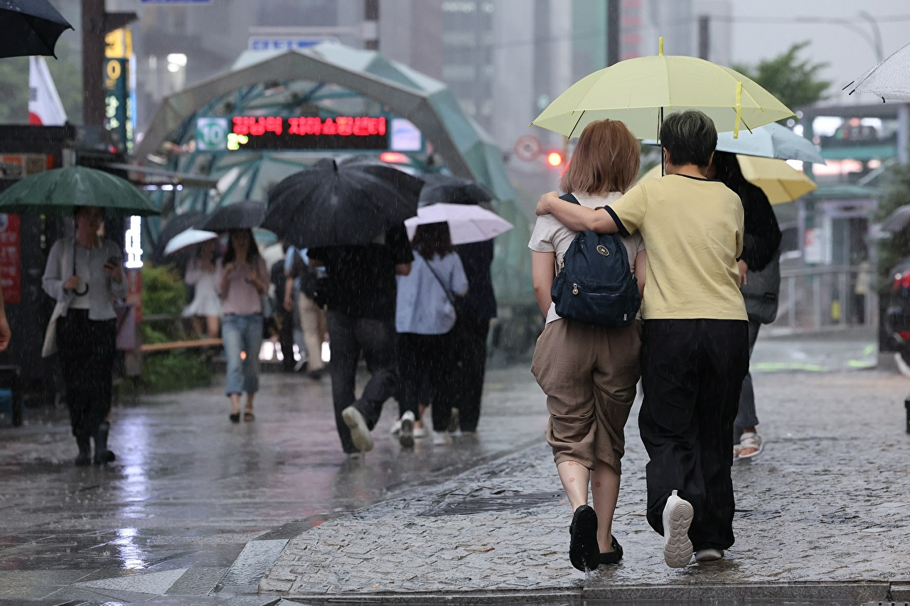 서울 강남역 부근도로에서 우산을 쓴 시민들이 이동하고 있다. [사진=연합뉴스]