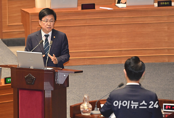 최교진 교육부 장관이 14일 서울 여의도 국회에서 열린 제439회 국회(정기회) 제8차 본회의에서 김영호 더불어민주당 의원의 교육&middot;사회&middot;문화에 관한 대정부질문에 답하고 있다. [사진=곽영래 기자]