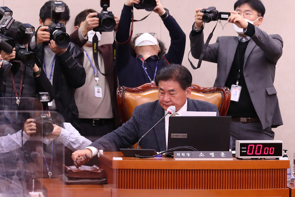 28일 국회에서 열린 농림축산식품해양수산위원회 전체회의에서 양곡관리법 개정안 본회의 직회부 표결 후 소병훈 위원장이 안건을 가결하고 있다. [사진=뉴시스]