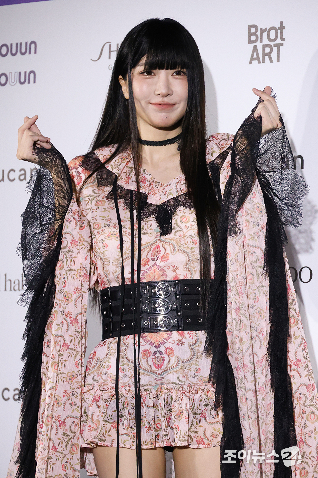 가수 달수빈이 1일 오후 서울 중구 동대문디자인플라자에서 진행된 2027 S/S 서울패션위크 '두칸' 컬렉션에 참석해 포즈를 취하고 있다. [사진=문수지 기자]