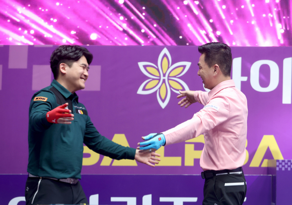 '하이원리조트 PBA-LPBA 챔피언십 2022' PBA 결승전 우승을 차지한 마민킴(오른쪽)이 결승 상대 오태준과 경기 종료 후 포옹하고 있다. [사진=프로당구협회(PBA)]