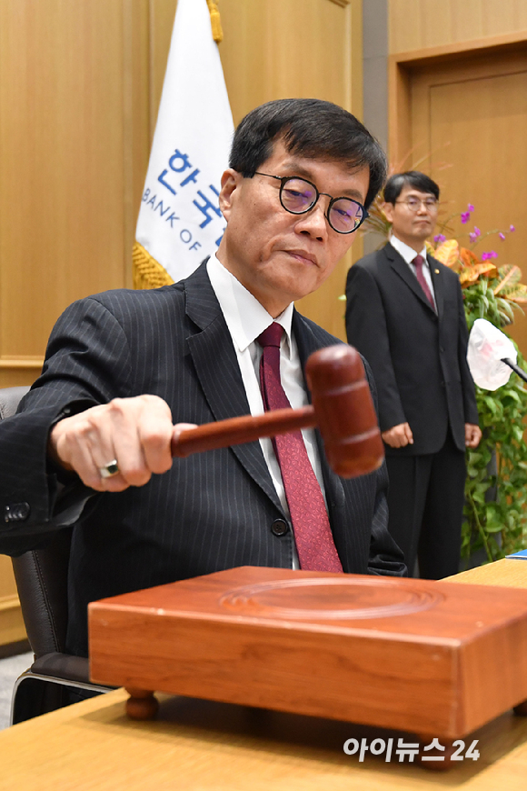 이창용 한국은행 총재가 28일 오전 서울 중구 한국은행에서 열린 금융통화위원회에서 의사봉을 두드리고 있다. [사진=사진공동취재단]