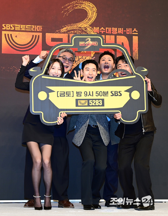 (왼쪽부터)배우 표예진-김의성-이제훈-배유람-장혁진이 18일 오후 서울 양천구 목동 SBS에서 열린 SBS 새 금토드라마 '모범택시3' 제작발표회에 참석하고 있다. [사진=정소희 기자]