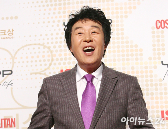 가수 송대관씨(오른쪽)가 지난 2020년 4월 전남 목포 선거구에 출마한 당시 박지원 민생당 후보 지원 유세를 하고 있다. [사진=연합뉴스]