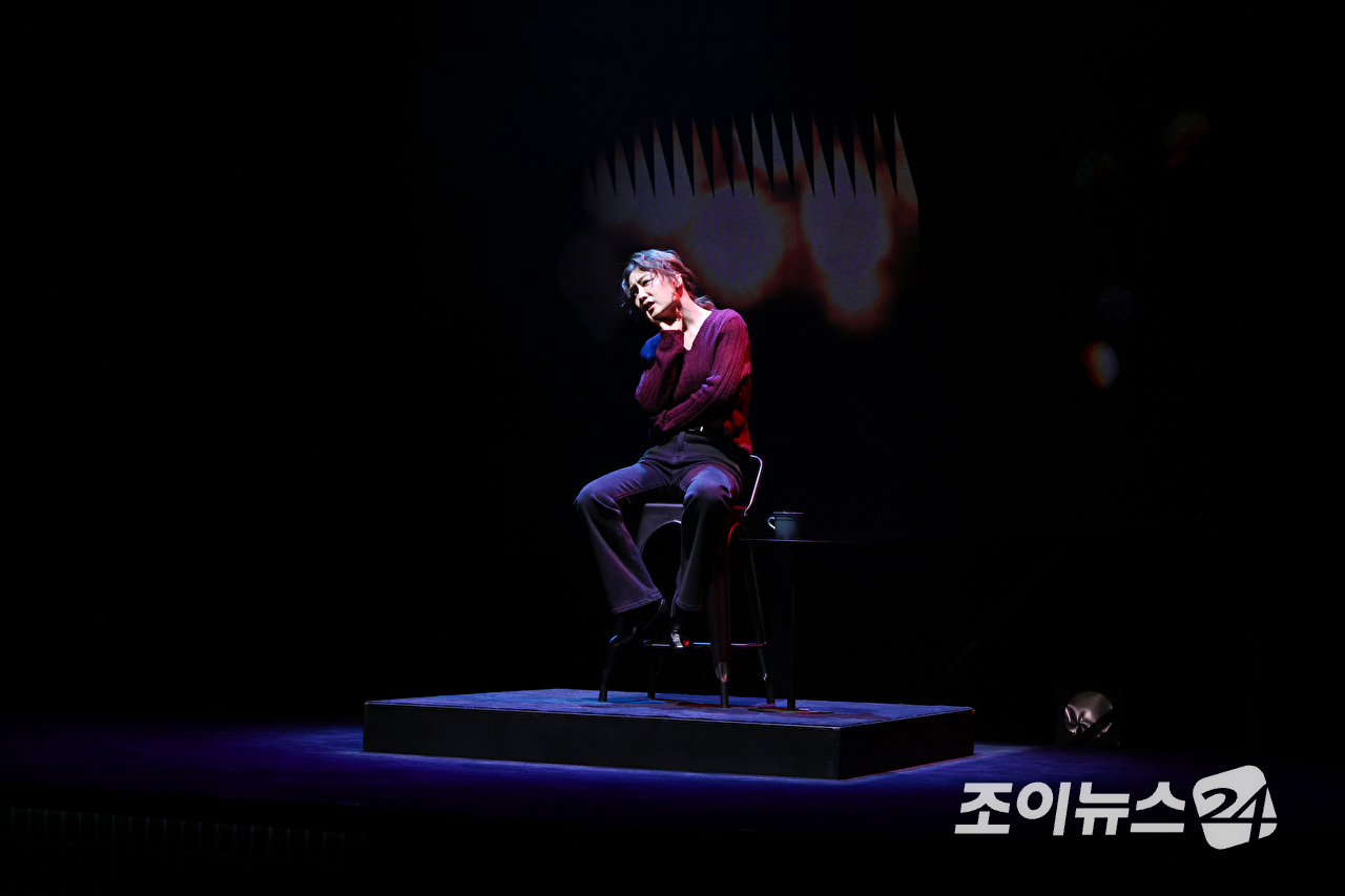 배우 김히어라가 23일 오후 서울 종로구 연지동 두산아트센터 연강홀에서 진행된 연극 '플리백' 프레스콜에 참석해 열연을 펼치고 있다. [사진=문수지 기자]