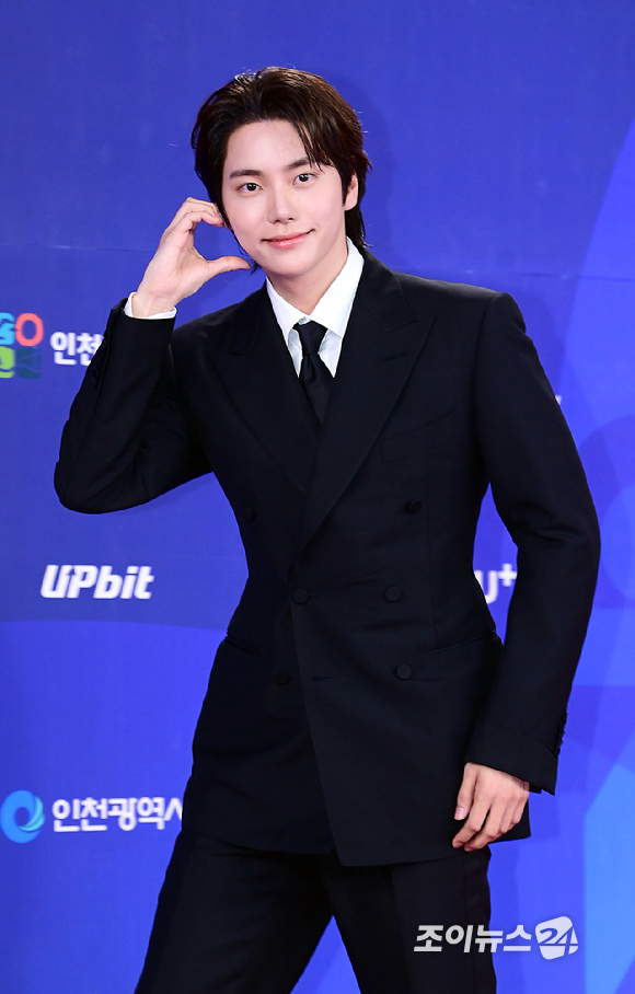 방송인 정현규가 18일 오후 인천광역시 파라다이스 시티에서 열린 제4회 청룡시리즈어워즈 레드카펫 행사에 참석하고 있다. [사진=정소희 기자]
