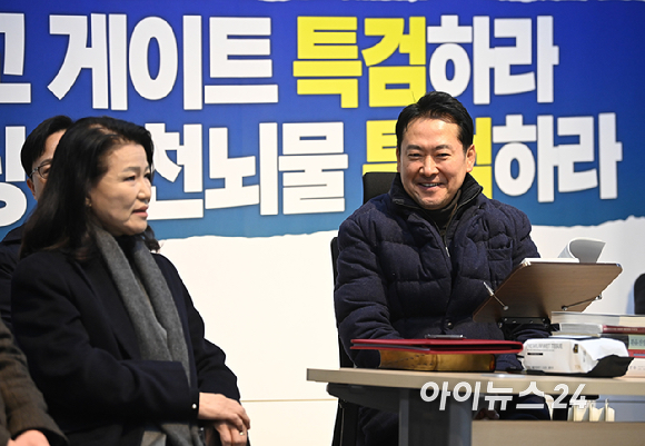 통일교 및 공천뇌물 특검 수용 촉구 단식 농성 중인 장동혁 국민의힘 대표가 16일 서울 여의도 국회 로텐더홀에서 이진숙 전 방송통신위원장과 대화를 나누고 있다. [사진=곽영래 기자]