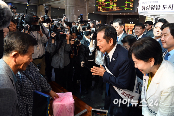 정청래 더불어민주당 대표를 비롯한 민주당 지도부가 2일 오전 용산역을 찾아 귀성길에 나선 시민들에게 인사하고 있다. [사진=곽영래 기자]