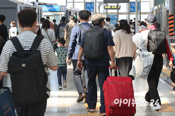 지난해 추석 연휴를 앞두고 서울 중구 서울역에서 귀성객들이 열차로 향하고 있다. [사진=김성진 기자]